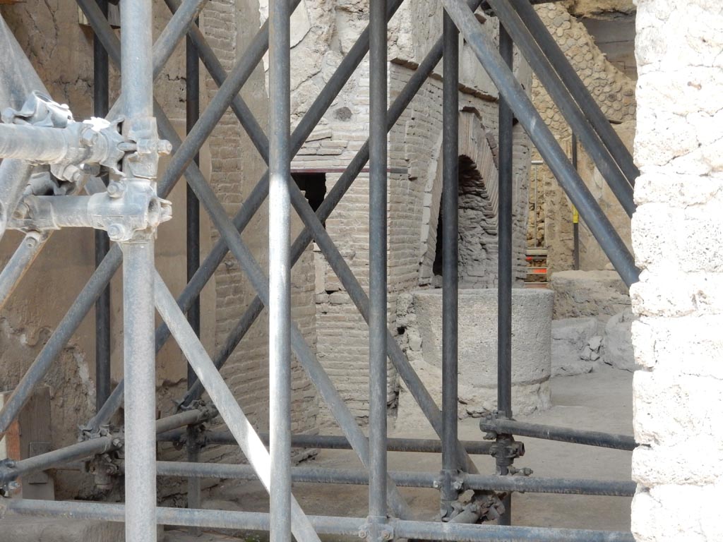 IX.12.6 Pompeii, May 2018.
Room “b”, looking north from entrance doorway towards oven “d” in room “e”. Photo courtesy of Buzz Ferebee.