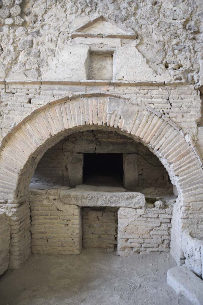 IX.12.6 Pompeii. February 2017.
Room “e”, looking west towards oven “d”. Photo courtesy of Johannes Eber.
