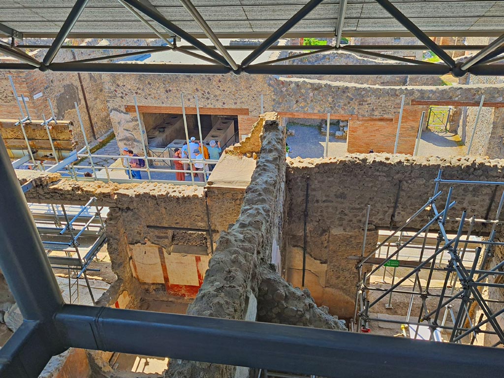 IX.12.7 on left, and IX.12.6 on right, Pompeii. June 2024.
Looking south towards Via dell’Abbondanza, with I.8.8 on opposite corner. The room with the painted south wall is room “c” of IX.12.6.
Photo courtesy of Giuseppe Ciaramella.