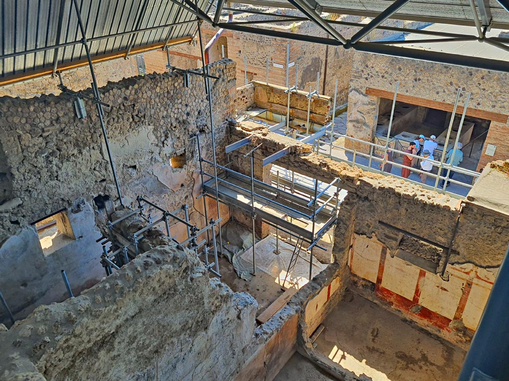 IX.12.7 in centre, and IX.12.6 on right, Pompeii. Pompeii. June 2024.
Looking south-east towards doorway onto Via dell’Abbondanza, in centre, and room “c” of IX.12.6 in lower right.
Photo courtesy of Giuseppe Ciaramella.
.