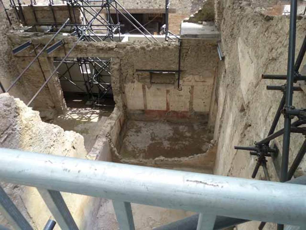 IX.12.6 Pompeii. May 2010.
Looking south to room “c” in centre, from above room “c2”. On the left-hand side is the street entrance to IX.12.7