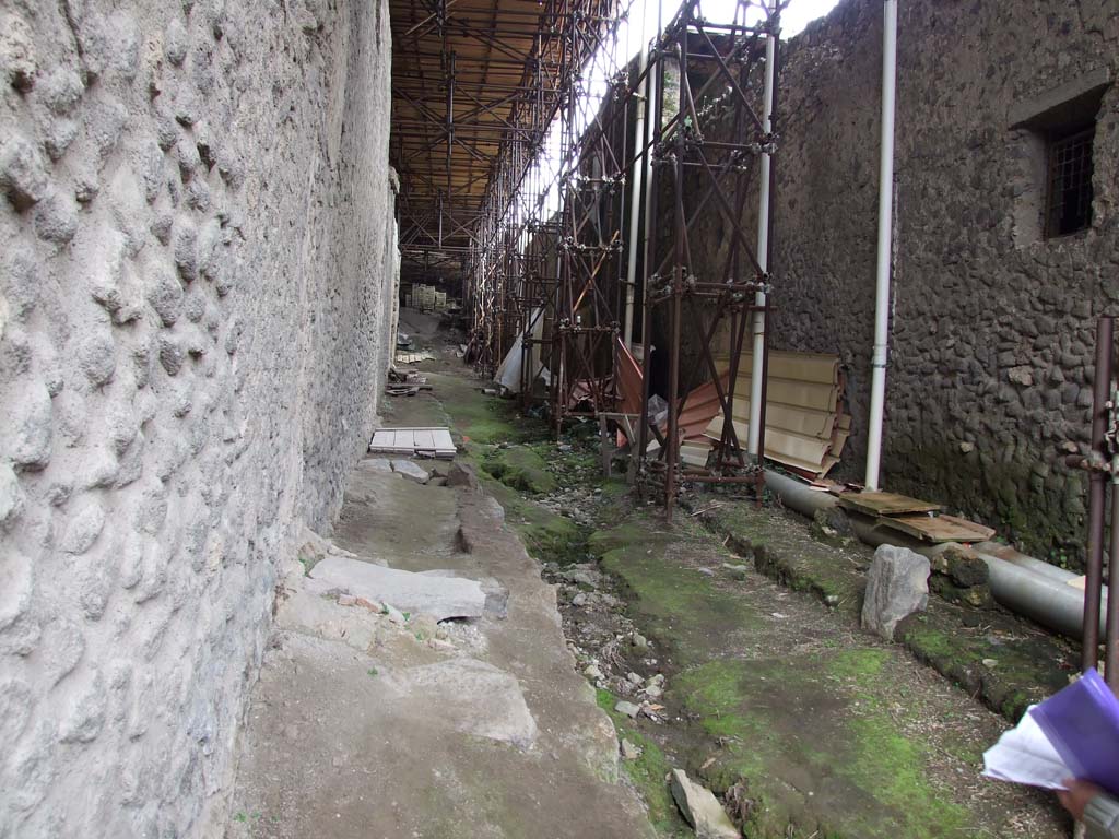 IX.12.8 Pompeii. December 2006. Vicolo di Giulio Polibio, looking north. IX.13 on right.