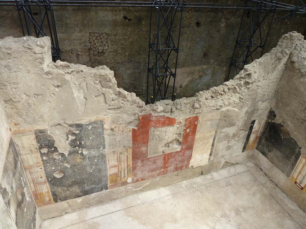 IX.12.9 Pompeii. May 2010. Room “u”, large oecus, east wall.