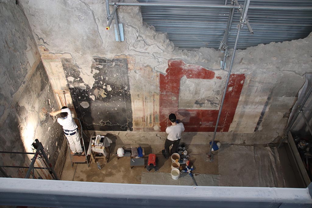 IX.12.9 Pompeii. October 2024. Room “u”, large oecus, restoration on east wall. Photo courtesy of Klaus Heese.