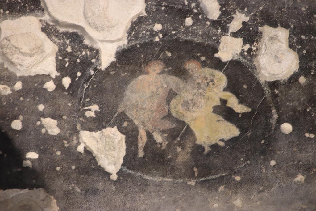 IX.12.9 Pompeii. October 2024.
Room “u”, north end of east wall, painted medallion with floating figures. Photo courtesy of Klaus Heese.