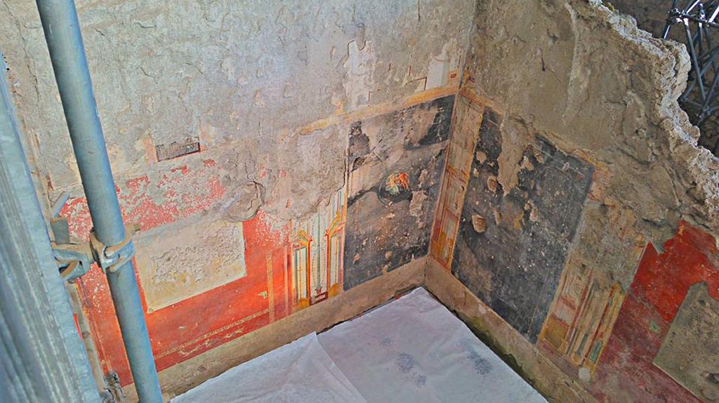 IX.12.9 Pompeii. 2016/2017.
Room “u”, north wall and north-east corner with unfinished paintings. Photo courtesy of Giuseppe Ciaramella.