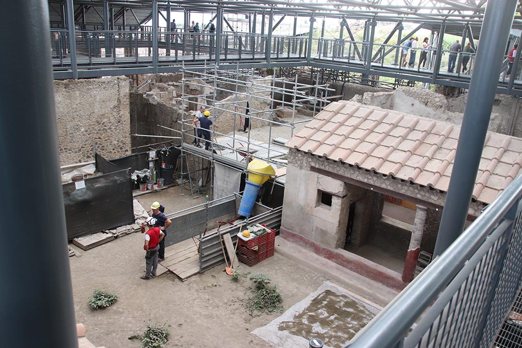 IX.12.9 and IX.12.A Pompeii. October 2024.
Peristyle/garden area 5, looking south-west towards excavation. Photo courtesy of Klaus Heese.