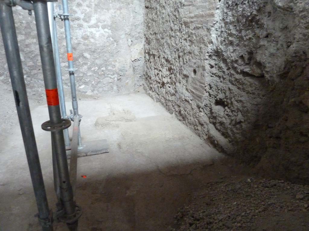 IX.12.9 Pompeii. May 2010. Room 14, north-east corner.