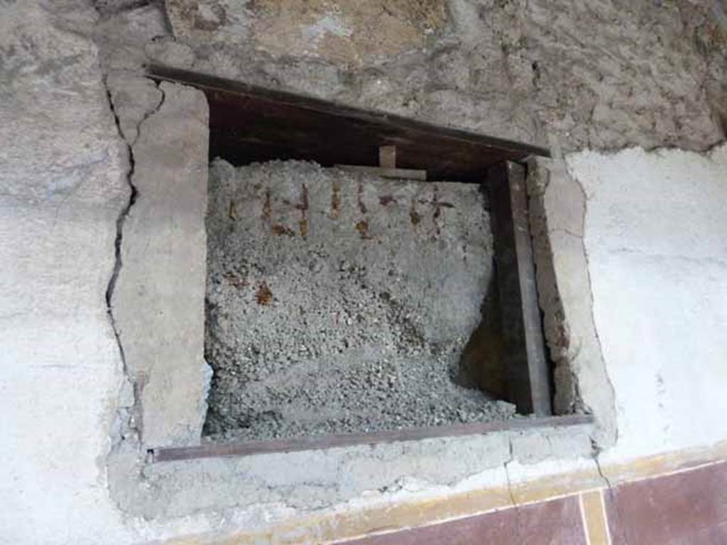 IX.12.9 Pompeii. May 2010. North portico 5b, window in north wall.