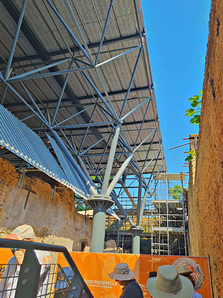 IX.12 Pompeii, on left. June 2024.
New roof at north end of Vicolo di Giulio Polibio, with IX.13, on right. Photo courtesy of Giuseppe Ciaramella.