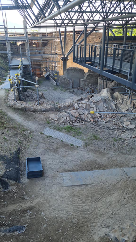 IX.12.9 Pompeii. June 2024.
Looking east along rear of insula towards house at rear of IX.13.1/3 on east side of Vicolo di Giulio Polibio.
Photo courtesy of Giuseppe Ciaramella.