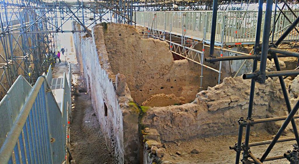 IX.12.9 Pompeii. 2016/2017.
Looking south along roadway between IX.13 and IX.12 from excavated north-east corner of insula IX.12.
On the right, room “a”, probably part of IX.12.B, can be seen. Photo courtesy of Giuseppe Ciaramella.