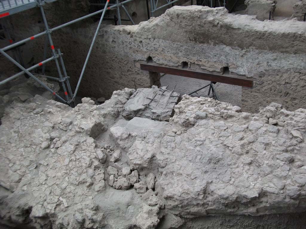 IX.12.A/IX.12.9 Pompeii. May 2010. Looking north from above room 10. Collapsed wall with metal window frame from the upper storey.