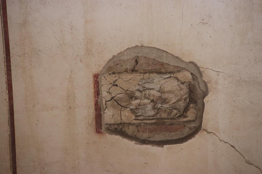 IX.12.9 Pompeii. October 2024. Room 13, detail from panel on west wall at south end. Photo courtesy of Klaus Heese.
