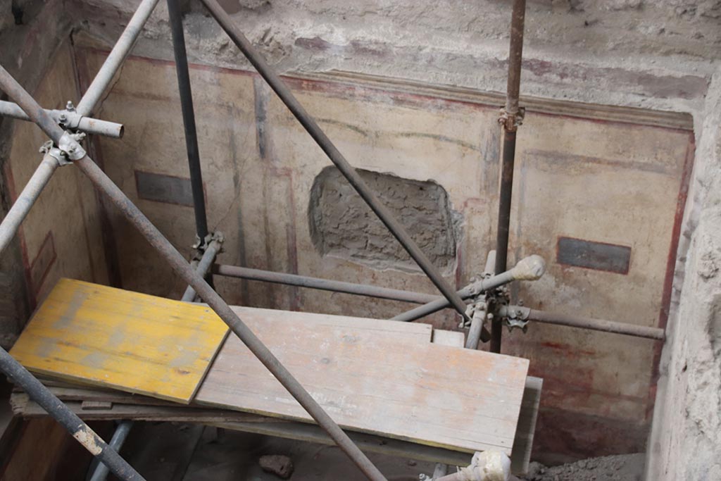IX.12.B Pompeii. October 2024. Room 8, south wall. Photo courtesy of Klaus Heese.