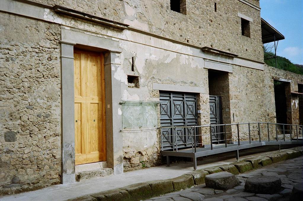 IX.13.1/2/3 Pompeii. March 2010. Entrances on Via Dell’Abbondanza.