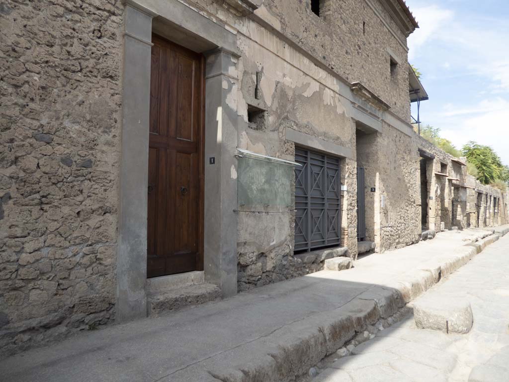 IX.13.1/2/3 Pompeii. September 2017. Looking east along front façade on north side of Via dell’ Abbondanza.
Foto Annette Haug, ERC Grant 681269 DÉCOR.