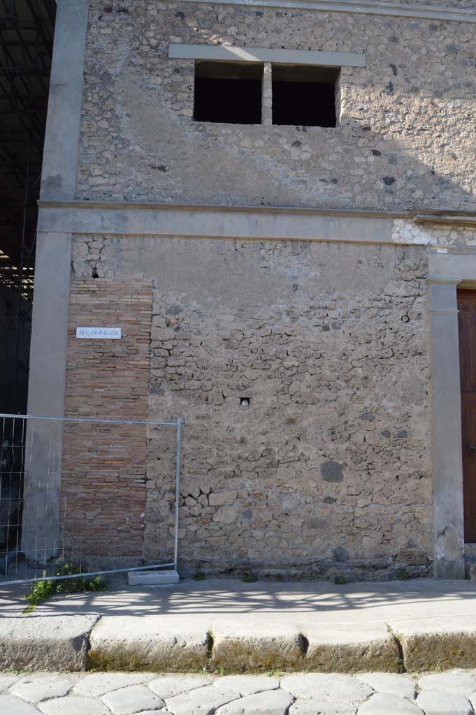 IX.13.1, Pompeii. March 2019.
Looking north to west side of entrance doorway and upper windows.
Foto Taylor Lauritsen, ERC Grant 681269 DÉCOR.