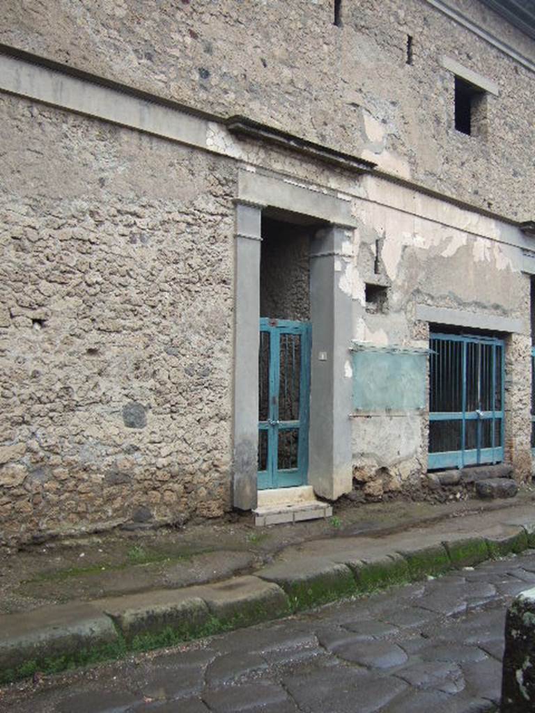 IX.13.1 and IX.13.2 Pompeii. December 2005. Entrances.