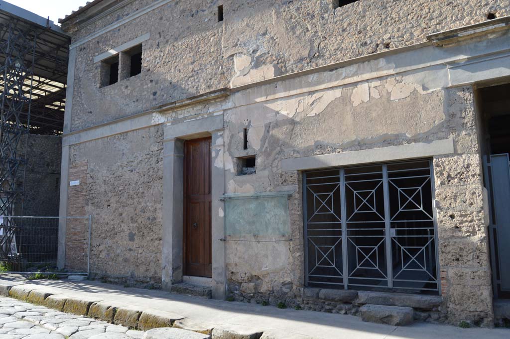 IX.13.1 and IX.13.2 Pompeii. March 2019. Looking north-west towards entrance doorways, with IX.13.2, centre right.
Foto Taylor Lauritsen, ERC Grant 681269 DÉCOR.