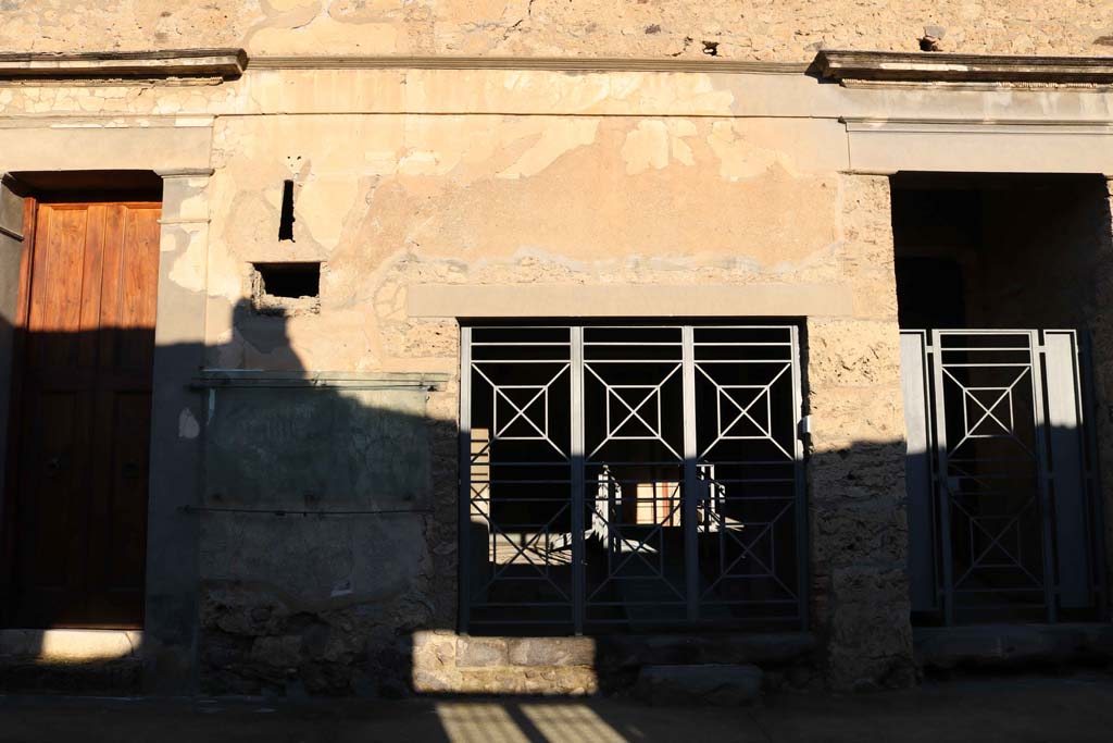 IX.13.1 Pompeii, on left, IX.13.2, in centre, and IX.13.3, on right. December 2018.
Looking north to entrance doorways on Via dell’Abbondanza. Photo courtesy of Aude Durand.