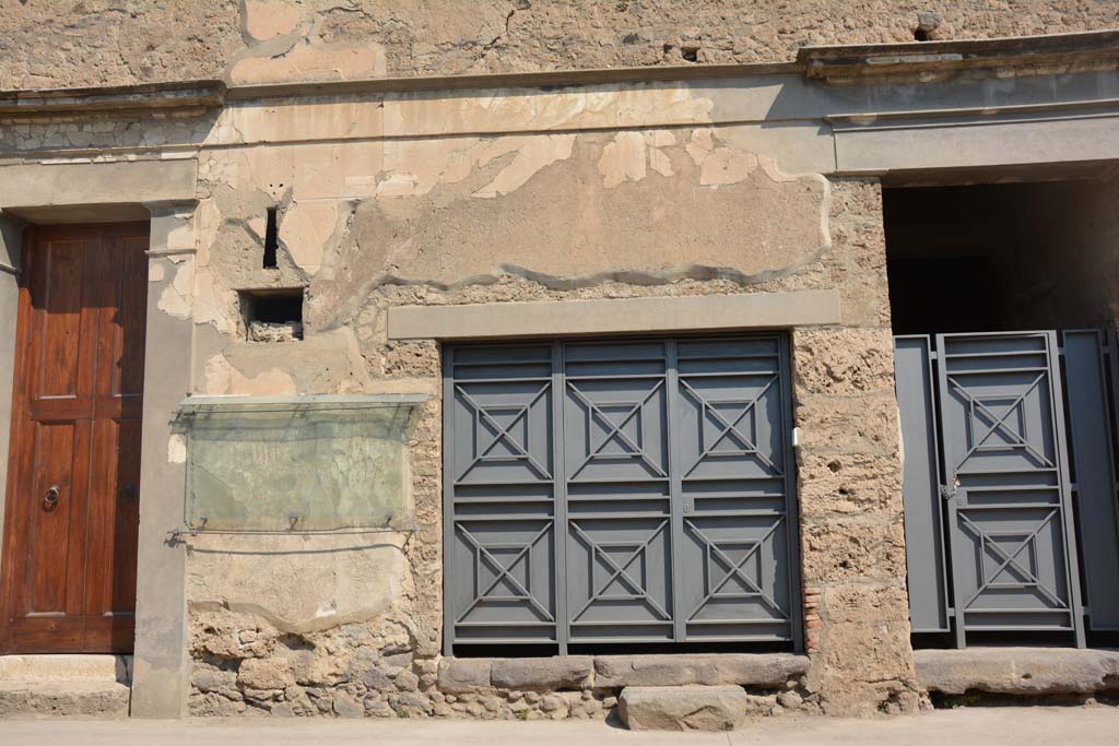 IX.13.1 Pompeii, on left, IX.13.2, in centre, and IX.13.3, on right. July 2017.
Looking north to entrance doorways on Via dell’Abbondanza, with remaining graffiti on west (left) side of central doorway.
Foto Annette Haug, ERC Grant 681269 DÉCOR.
