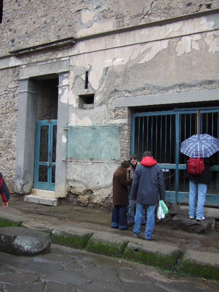 IX.13.1 and IX.13.2 Pompeii. December 2005. Entrances.