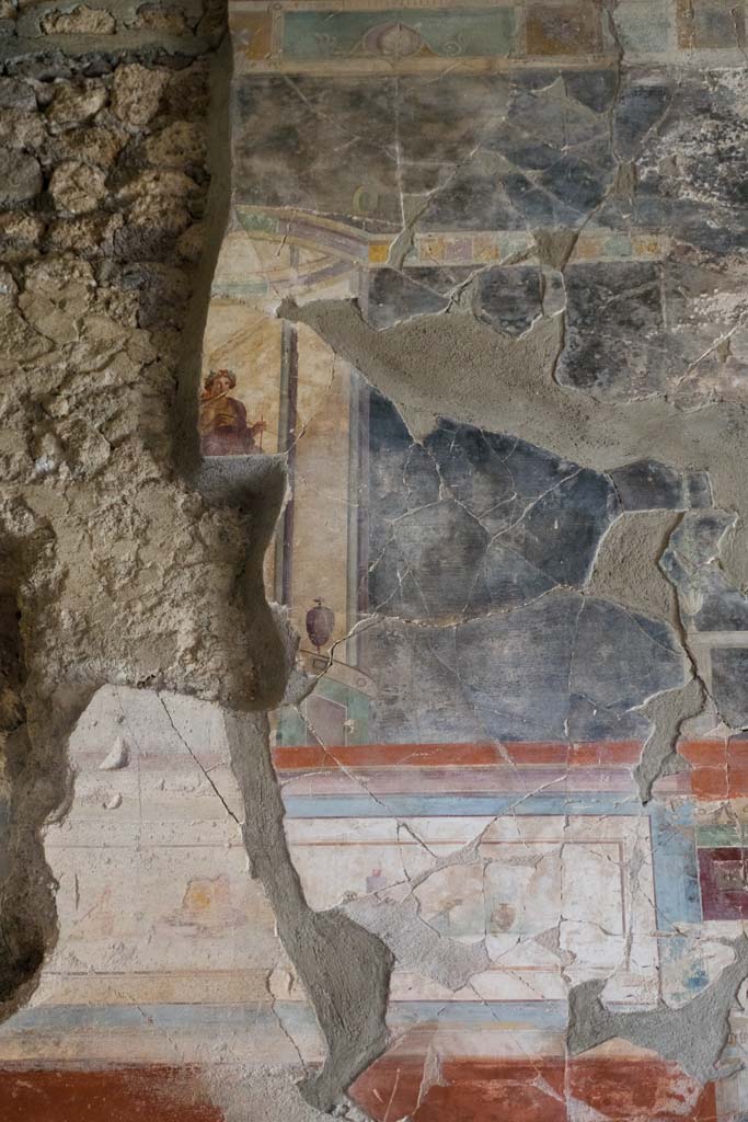IX.13.1-3 Pompeii. April 2022.
Room 13, detail from upper east wall near north-east corner. Photo courtesy of Johannes Eber.