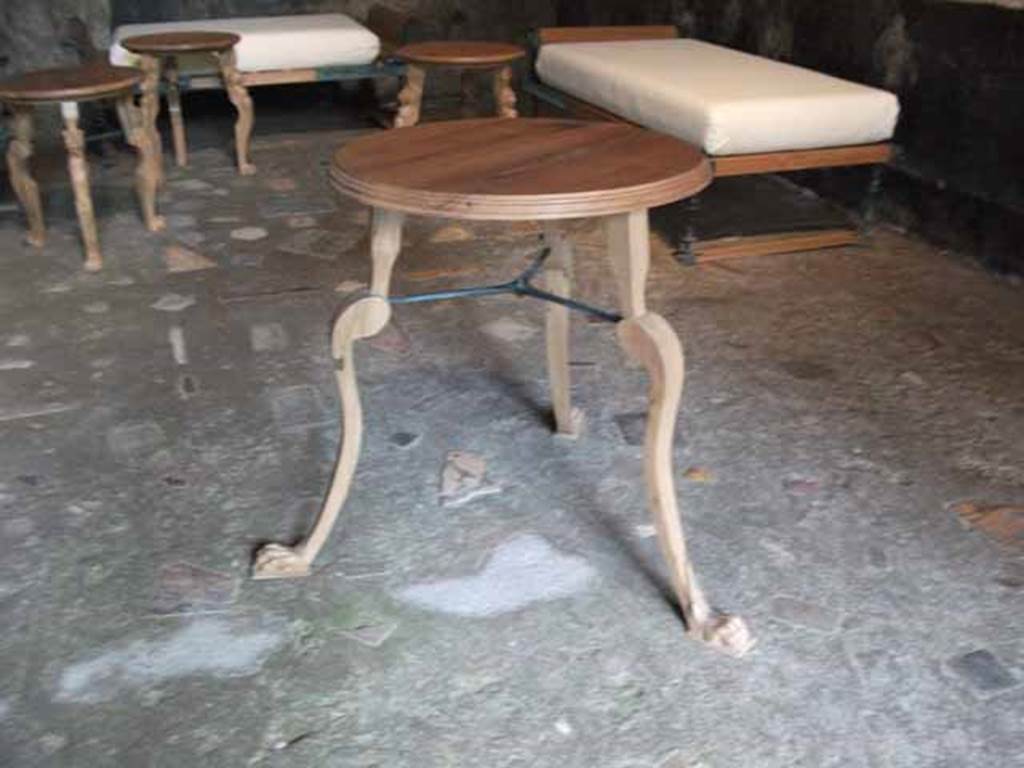 IX.13.1-3 Pompeii. May 2010. Room 13, reproduction 3-legged table
