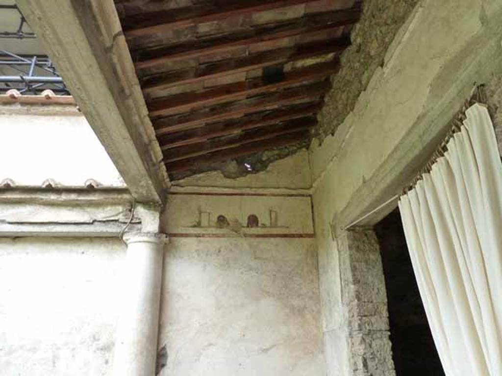 IX.13.1-3 Pompeii. May 2010. Room 9, north-west corner of portico.