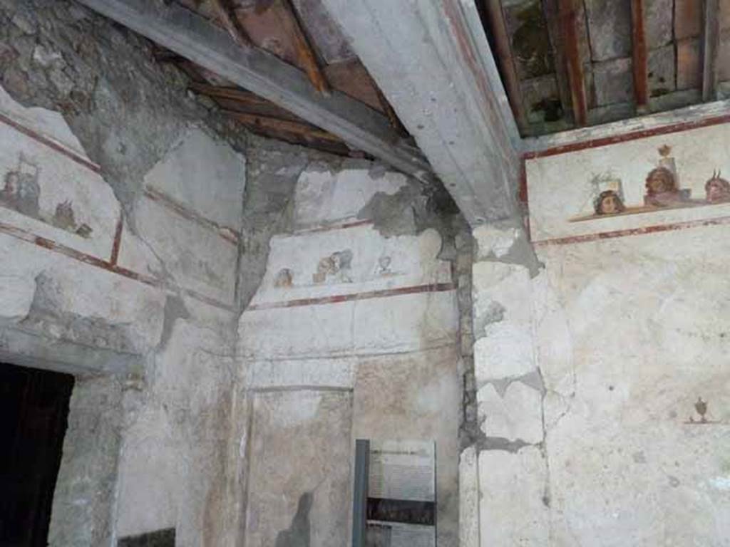 IX.13.1-3 Pompeii. May 2010. Room 9, north-east corner of portico.