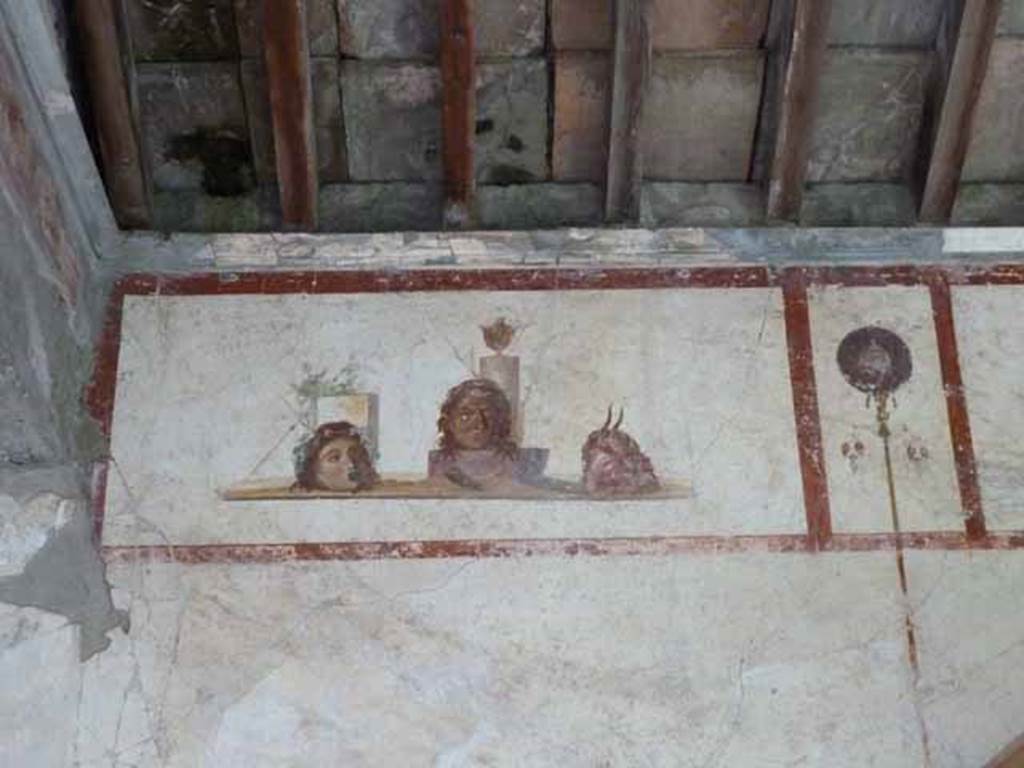 IX.13.1-3 Pompeii. May 2010. Room 9, painting of heads on upper east wall,