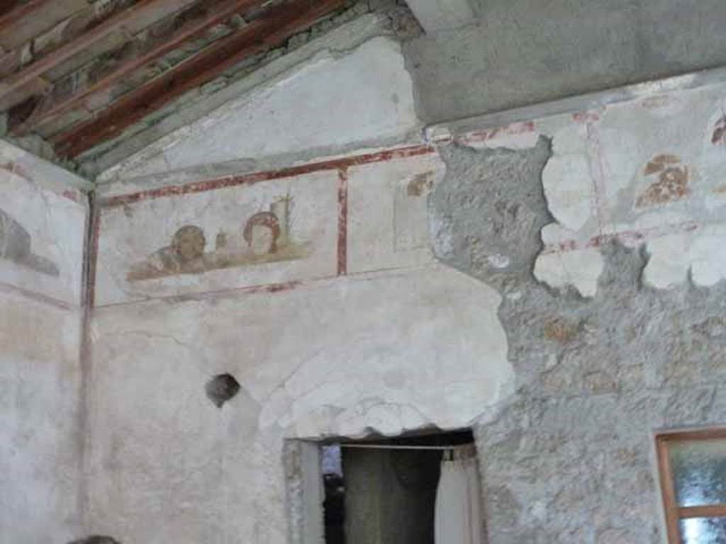 IX.13.1-3 Pompeii. May 2010. Room 9, upper south wall above doorway to room 7.