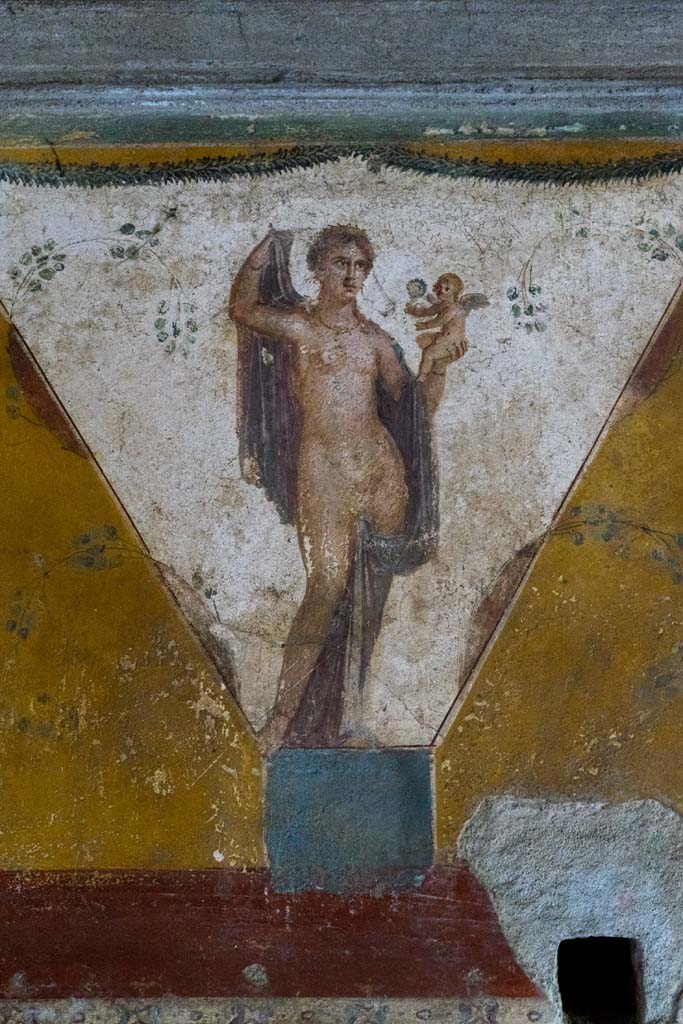 IX.13.1-3 Pompeii. October 2021.
Room 17, detail of central figure from upper west wall. Photo courtesy of Johannes Eber.