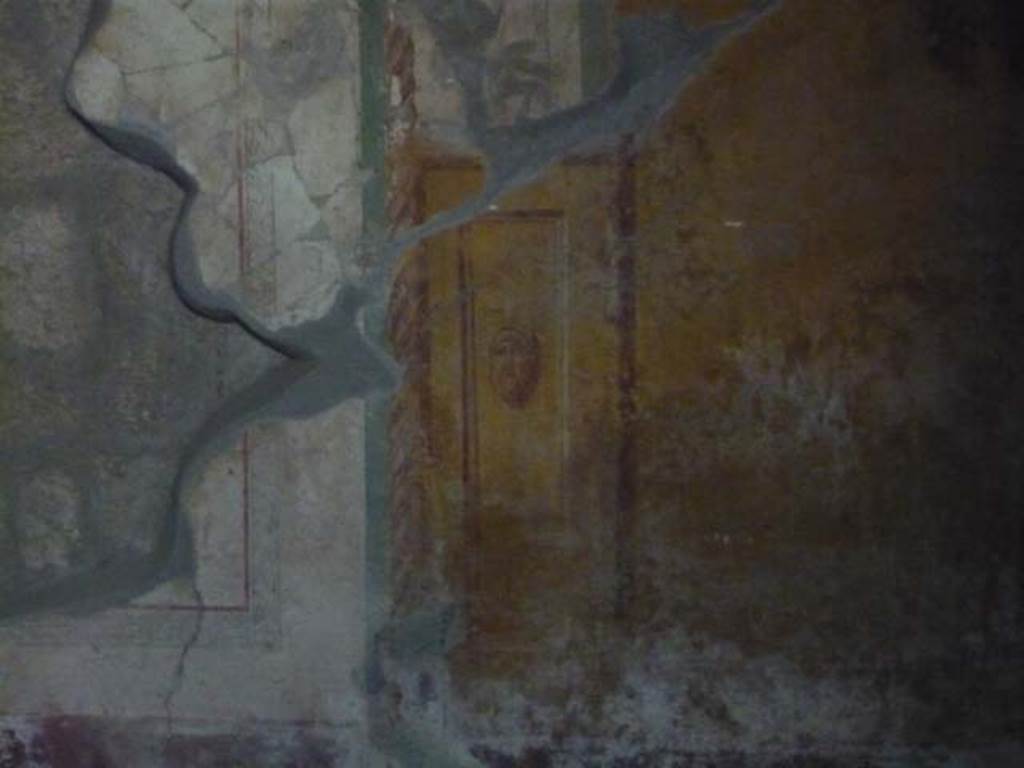 IX.13.1-3 Pompeii. May 2015. Room 19, detail from painting on east wall. Photo courtesy of Buzz Ferebee.