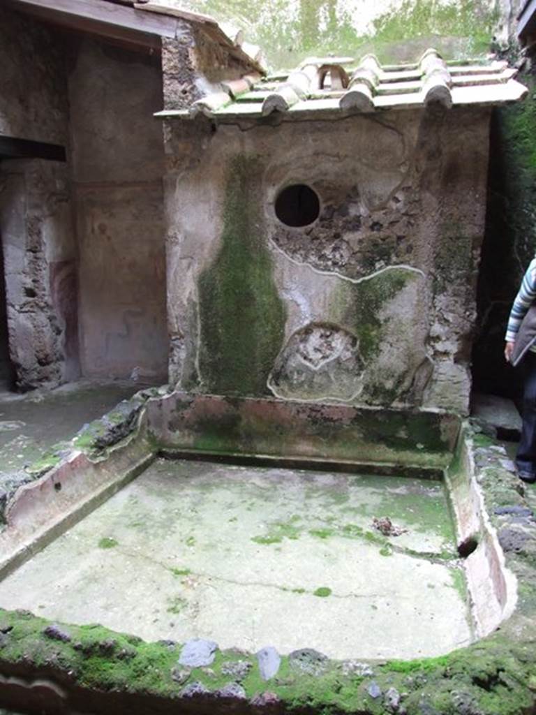 IX.13.1-3 Pompeii. March 2009. Room 21, kitchen courtyard or atrium.
Impluvium, looking west.