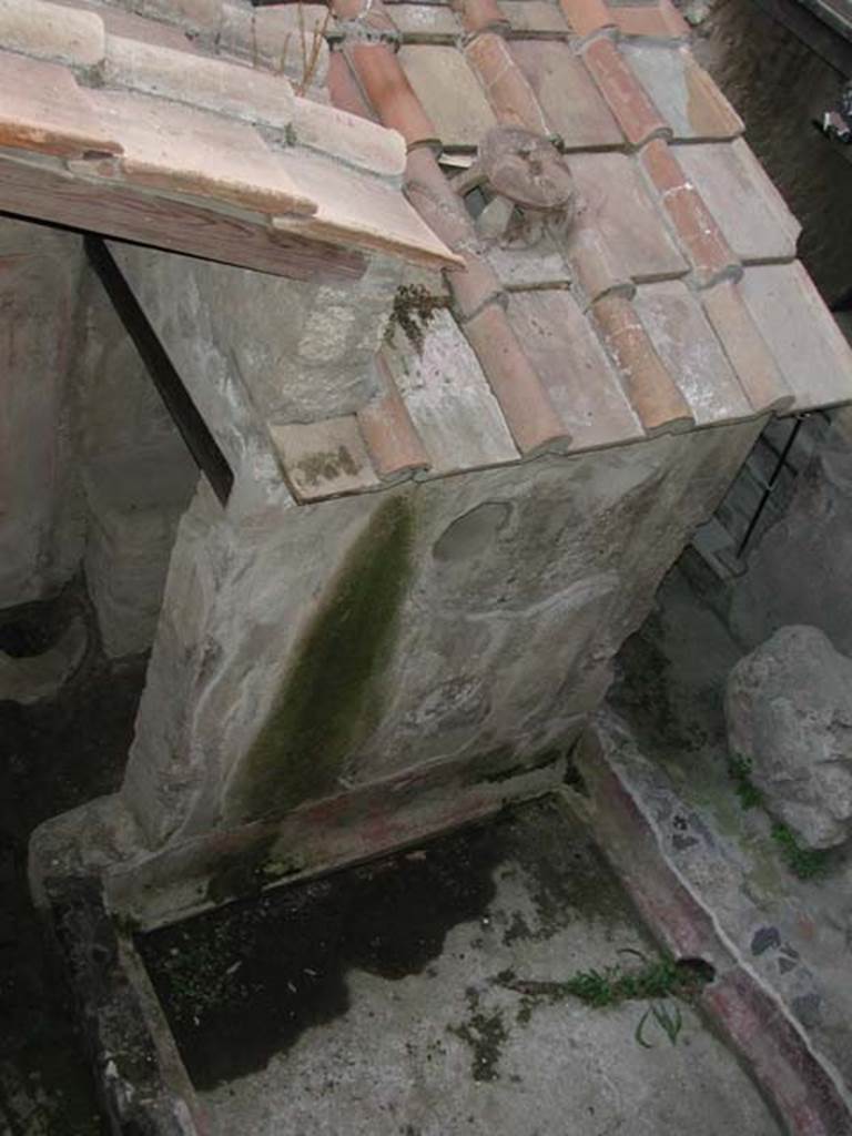 IX.13.1-3 Pompeii. September 2003. Room 21, kitchen courtyard or atrium. Impluvium, looking north-west. Photo courtesy of Nicolas Monteix.