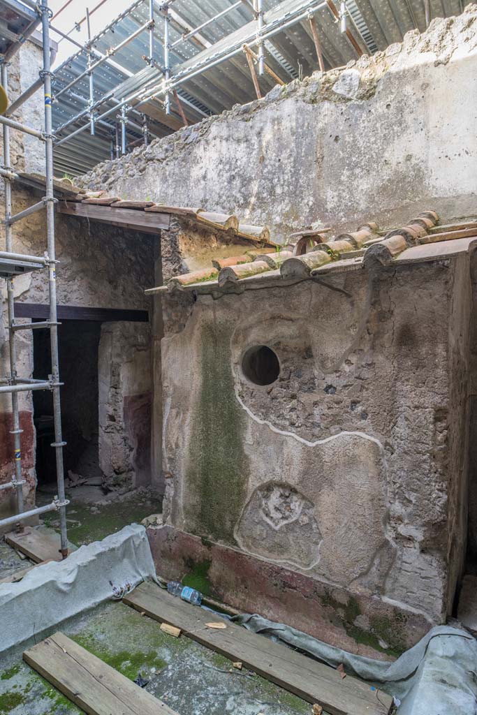 IX.13.1-3 Pompeii. April 2022.
Room 21, south-west corner of kitchen courtyard. Photo courtesy of Johannes Eber.