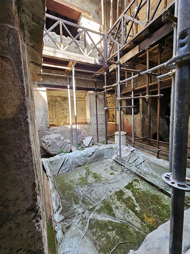 IX.13.1-3 Pompeii. November 2024.
Room 21, looking north across kitchen courtyard. Photo courtesy of Annette Haug.