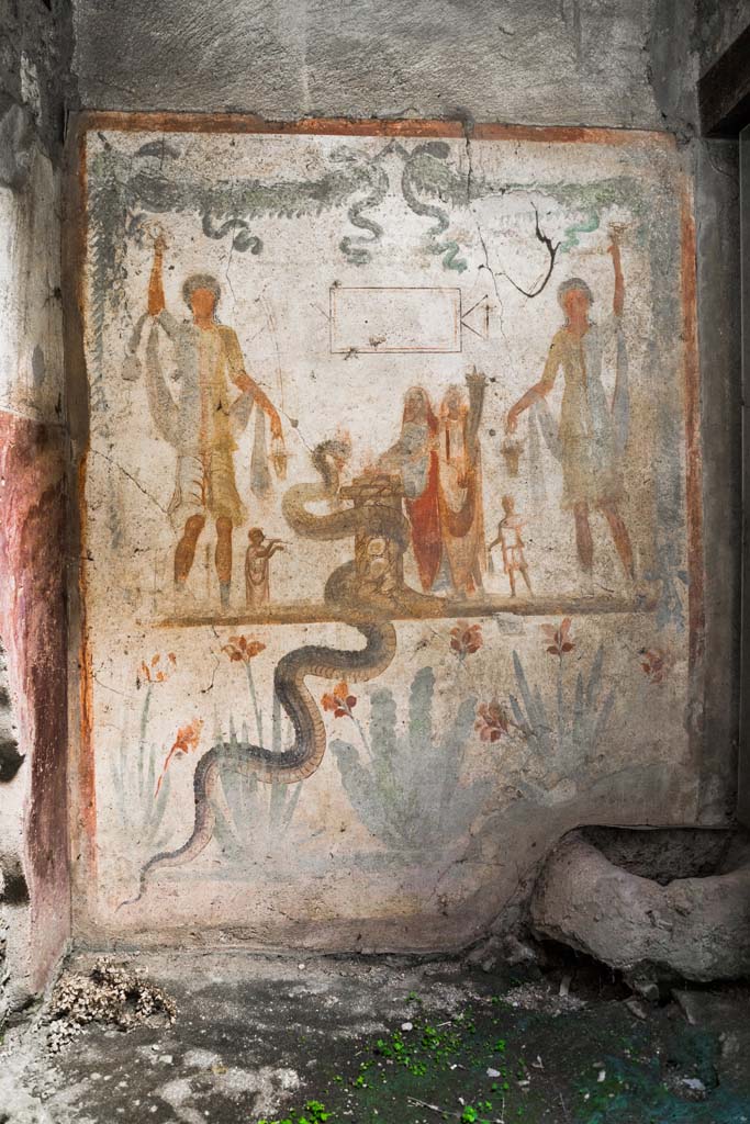 IX.13.1-3 Pompeii. October 2021.
Room 21, lararium in south-west corner, west wall of services atrium. Photo courtesy of Johannes Eber.