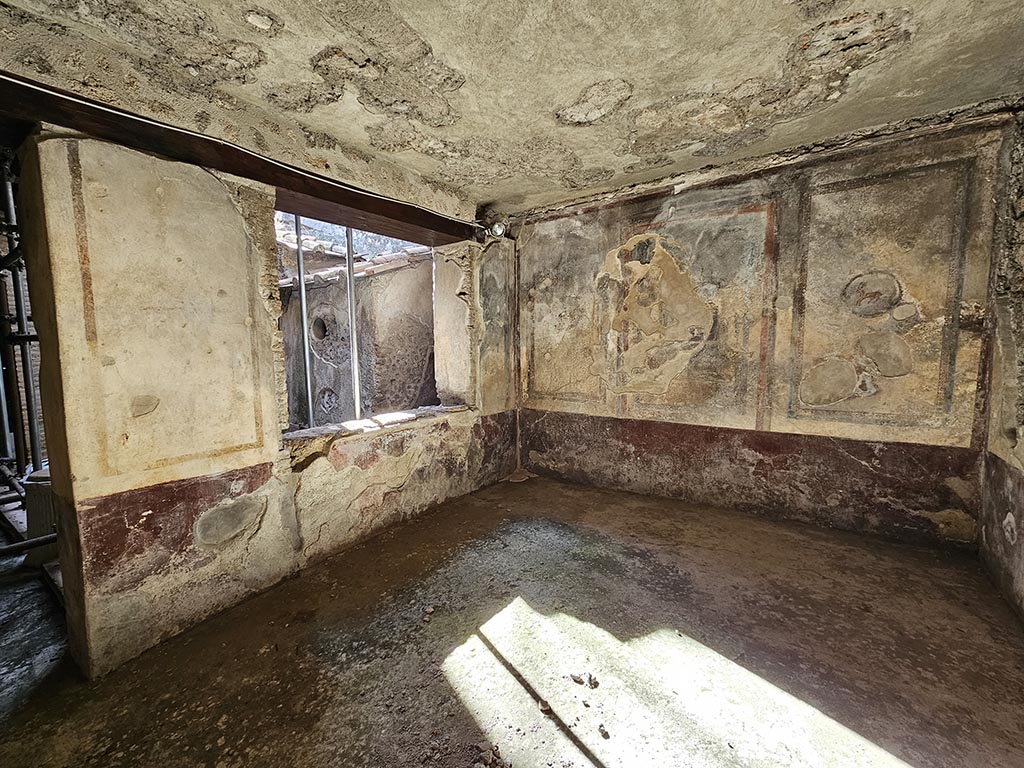 IX.13.3 Pompeii. November 2024.
Room 22, looking towards south-west corner, with window in south wall. Photo courtesy of Annette Haug.