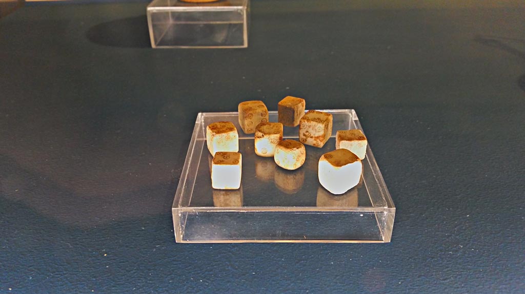 IX.13.1-3 Pompeii. December 2019. Playing dice from exhibition.
Photographed at exhibition entitled “The furnishings of the House of Julius Polybius”. Photo courtesy of Giuseppe Ciaramella.