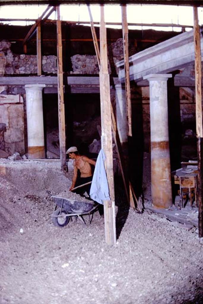 IX.13.1-3 Pompeii, 1973. Original lapilli being removed and lowered. Photo by Stanley A. Jashemski.
Source: The Wilhelmina and Stanley A. Jashemski archive in the University of Maryland Library, Special Collections (See collection page) and made available under the Creative Commons Attribution-Non Commercial License v.4. See Licence and use details. J73f0227