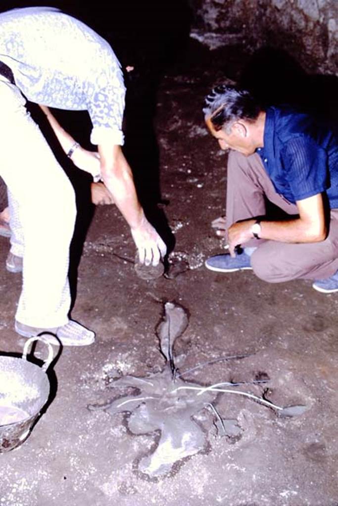 IX.13.1-3 Pompeii, 1973. Filling the cavity. Photo by Stanley A. Jashemski.
Source: The Wilhelmina and Stanley A. Jashemski archive in the University of Maryland Library, Special Collections (See collection page) and made available under the Creative Commons Attribution-Non Commercial License v.4. See Licence and use details. J73f0532