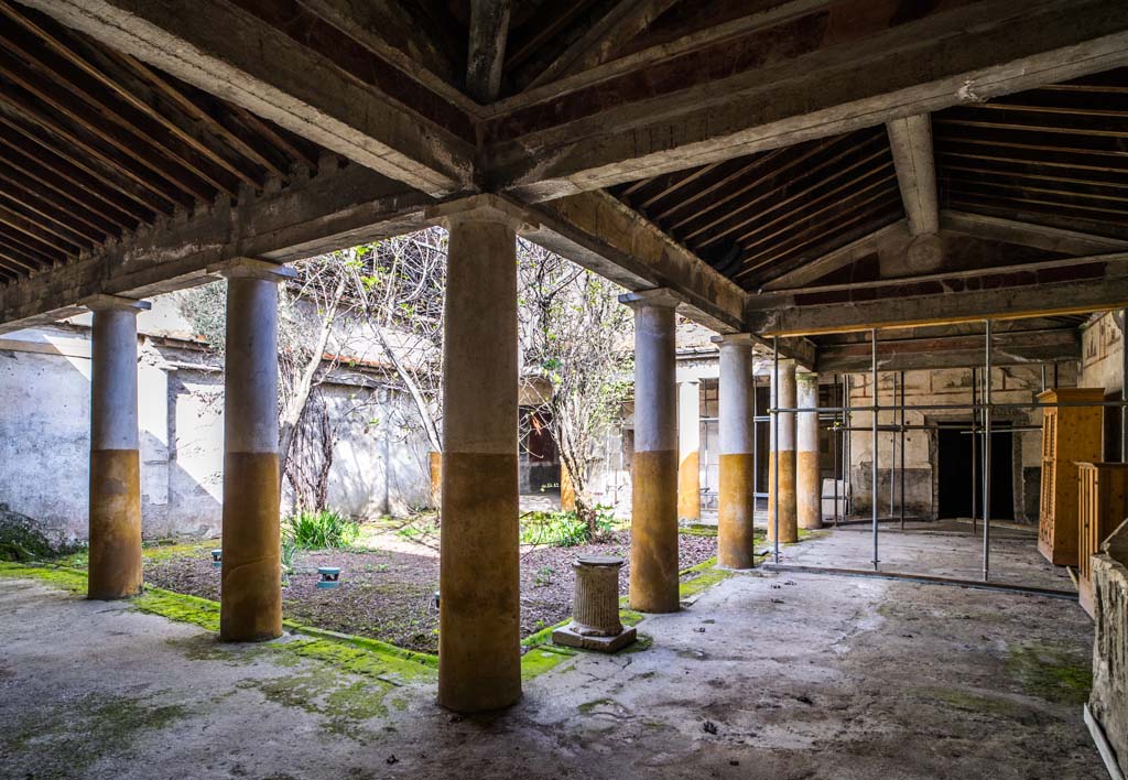 IX.13.1-3 Pompeii. April 2022.
Room 9, looking north-west across peristyle towards rooms on north side. Photo courtesy of Johannes Eber.
