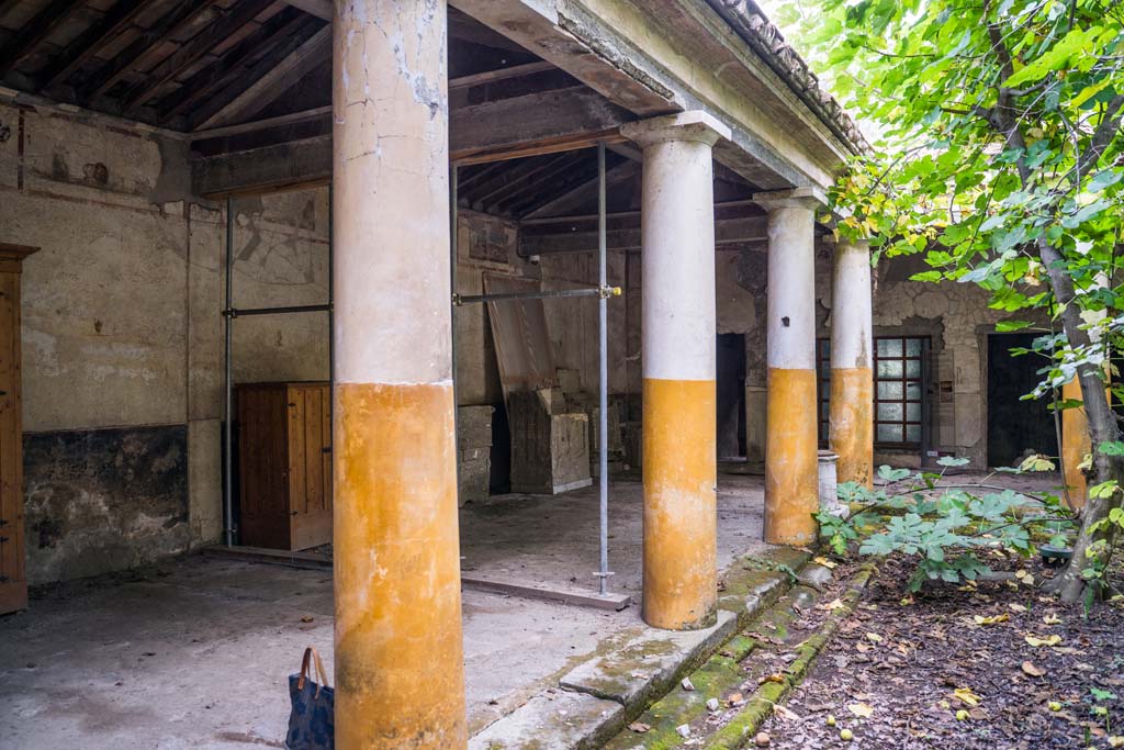 IX.13.1-3 Pompeii. October 2021.
Room 9, looking south-east along east portico, with plaster casts and reproduction cupboards. Photo courtesy of Johannes Eber.