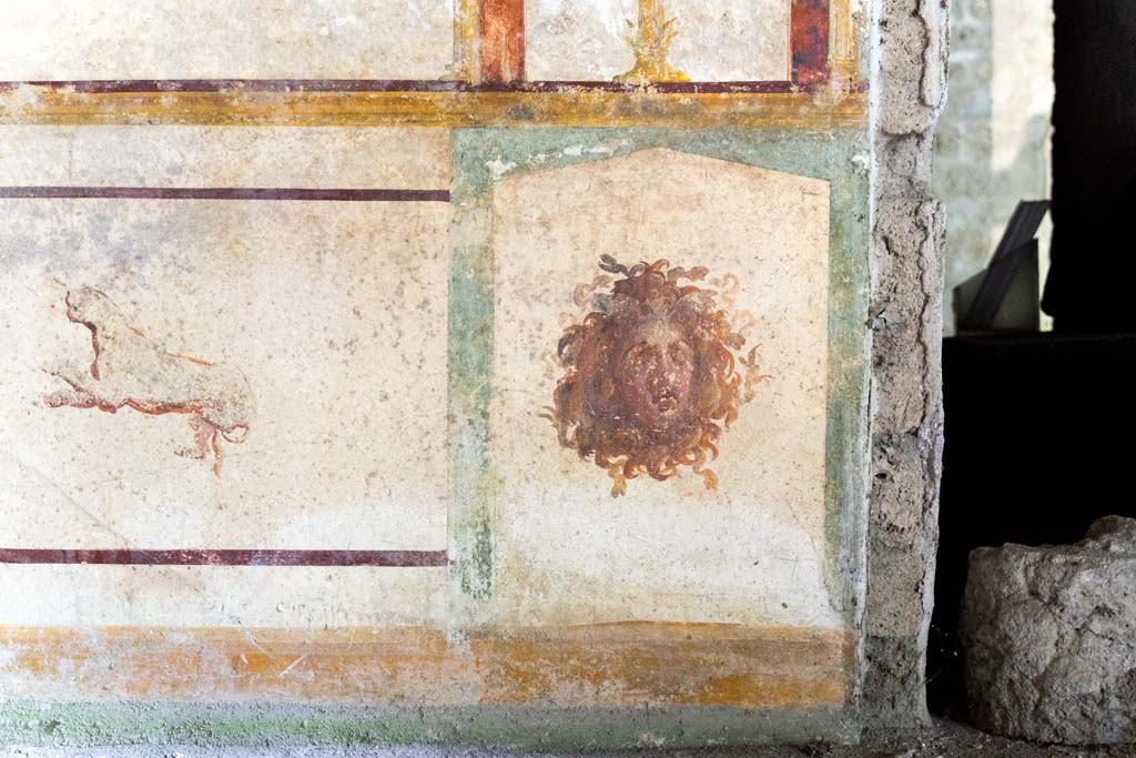 IX.13.1-3 Pompeii. October 2021.
Room 11, detail from south end of east wall, near doorway to room 10. Photo courtesy of Johannes Eber.