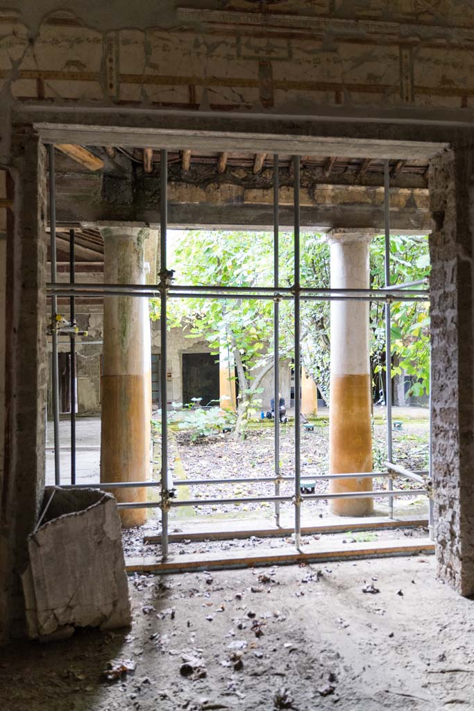 IX.13.1-3 Pompeii. October 2021.
Room 11, looking south to peristyle. Photo courtesy of Johannes Eber.