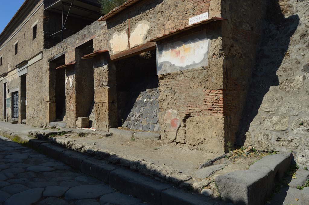 IX.13.6 Pompeii, on right. October 2017. Looking west along front façade.
Foto Taylor Lauritsen, ERC Grant 681269 DÉCOR.