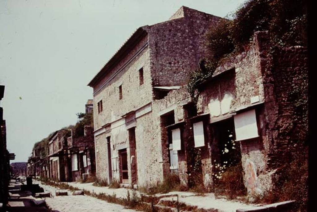 IX.13.1-6 Pompeii. 1976. Looking west along IX.13 on north side of Via dell’Abbondanza. Photo by Stanley A. Jashemski.
Source: The Wilhelmina and Stanley A. Jashemski archive in the University of Maryland Library, Special Collections (See collection page) and made available under the Creative Commons Attribution-Non Commercial License v.4. See Licence and use details. J76f0550